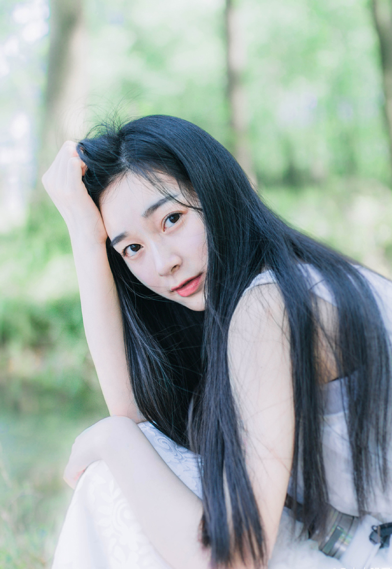 我们人民是非常紧张的，经不起任何的非正面言论，包括玩笑，调侃，意见。就跟一个小孩一样，每次开个玩笑，那边就哭闹半天，大家还真的都怕了你。这和尊敬没有任何关系。——韩寒《杂的文》